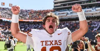 Texas Holds No. 1 Spot After Narrow Tennessee Win; Georgia Closes Gap