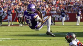 Vikings Edge Bucs 23-16 as Mayfield Exits With Dislocated Thumb