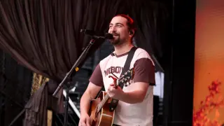 Noah Kahan Urges Fans to Use the Bathroom, Not the Floor, at Concerts