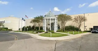 Baton Rouge mall shooting injures 10 as suspects remain at large