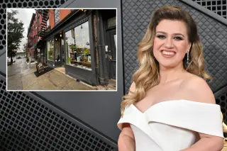 Kelly Clarkson publicly criticizes Brooklyn novelty shop for alleged 'Pretty Woman' snub