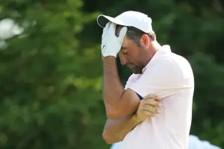 Scheffler's Memorial Moment Sparks Caddie-Behavior Debate