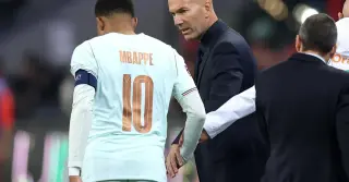 Mbappé exits France win with left knee injury, overshadowing Zidane's coaching debut