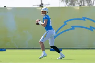 Herbert Finds Rhythm in McDaniel’s Quick-Release Chargers Offense