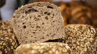 Three daily servings of whole grains may bolster heart health, study shows