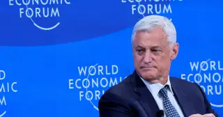 Standard Chartered Chief Apologizes Over Four-Word AI Remark About Workers