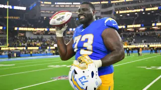 Packers Inject Experience with Becton, Tomlinson Amid O-Line Crisis