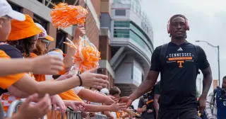 Tennessee QB Brandon Listed Questionable for Alabama Clash Amid Shoulder Concerns