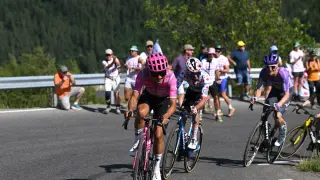 Carapaz edges Stage 18 with late attack as Pogacar holds Tour lead