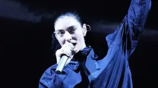 Lorde Pauses Lollapalooza Set as Heatwave Triggers Fan Faints