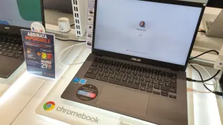 Googlebooks Launch with Premium Hardware but Buggy Software