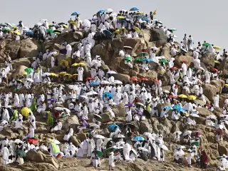 Blistering heat tests pilgrims at Mount Arafat during Hajj’s peak rite