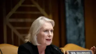 Progressives Pressure Gillibrand Over Crypto Ethics in CLARITY Act Talks