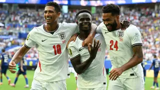 England edge France in wild 6-4 bronze-medal thriller