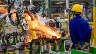 China’s Manufacturing Slump Eases as August PMI Signals Slow Recovery