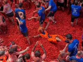 Buñol's La Tomatina erupts in 165-tonne tomato chaos