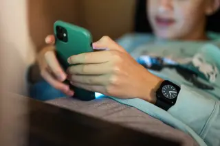 New data links early smartphone ownership to higher eating disorder risk in preteens