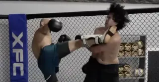 Gordon ends spar with a head kick to online taunter on stream