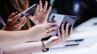 Samsung bets on iPhone switchers as Apple joins the foldable race