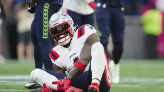 Patriots WR A.J. Brown exits Seahawks game with suspected high-ankle sprain; MRI pending
