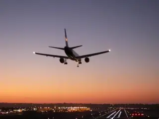 United Flight 1157 Plunges 3,500 Feet Near LAX, Injuring Four Crew Members