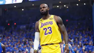 Warriors Bet Big on LeBron as Moody Trade Looms
