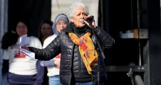 Baez Urges Pop’s Leading Women to Speak Out on Democracy