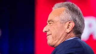 RFK Jr. targets antidepressants with debunked heroin comparison, prompting deprescribing push