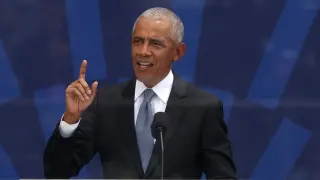 Obama surprises WNBA All-Stars with a practice visit at Chicago’s Presidential Center