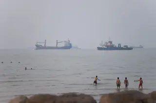 Escalation in Hormuz: U.S. and Iran Trade Fresh Strikes After Shipping Attacks
