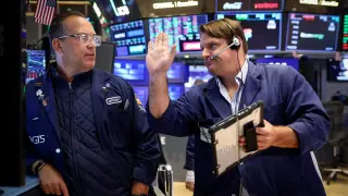 Payrolls Preview Sparks Broad Market Rally as Fed Hints at Pause
