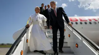 Spain lends private jet to pope after papal flight is grounded