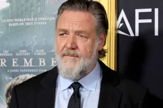 Crowe tells Paris autograph seekers to back off or he’ll walk