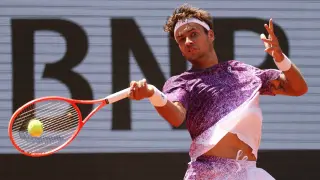 Cobolli nails late surge to push Roland Garros final to decisive set