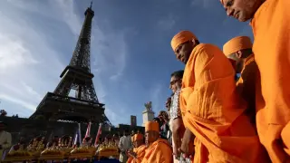 Eiffel Tower Director Resigns After Investigation Confirms Female Staff Exclusion During Hindu Visit