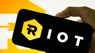 Riot Pivots to AI Infra with $9B Anthropic Compute Deal