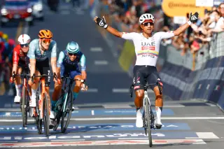 Narváez powers UAE to Giro stage 4 win as Ciccone takes maglia rosa
