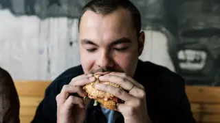 Weekend Meal Irregularity Linked to Higher Heart Disease Risk in Men