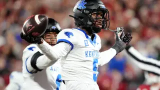 Mateer's Late Turnovers Hand Kentucky 21-13 Win Over Oklahoma