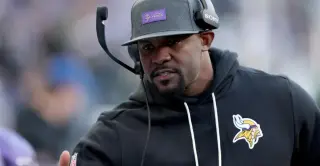 Bears-Vikings Preview: Johnson's Offense Faces Flores' Disruptive Defense
