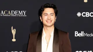 Hudson Williams Drama in Paris as Fans Push for Signatures