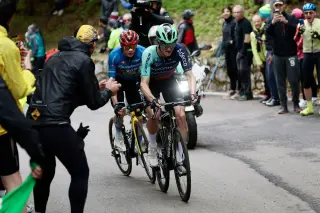 Vingegaard claims Giro stage 9 as pink jersey remains with Eulálio
