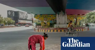 Surviving Delhi’s Swelter: a homeless family’s daily fight under a flyover
