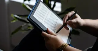 Refurbished Kindle Scribe dips to $149.99 with pen included