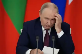 Russians Withdraw Billions as Fear of Putin Seizure Grows