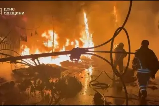 Ukraine launches drone strikes on Russian oil hubs, sparking port fire