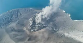 Anak Krakatau eruption shutters Indonesia's airports amid heavy ash clouds