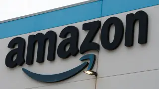 Tech Giants Face AI Spending Scrutiny as Alphabet and Amazon Stocks Plunge