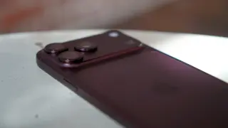 Memory Crisis Drives Smartphone Shipments to 14-Year Low as Apple and Samsung Consolidate Market