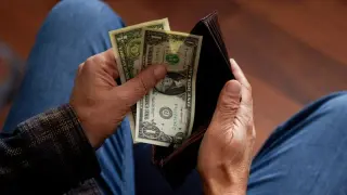 Record US median income rises as affordability pinch persists